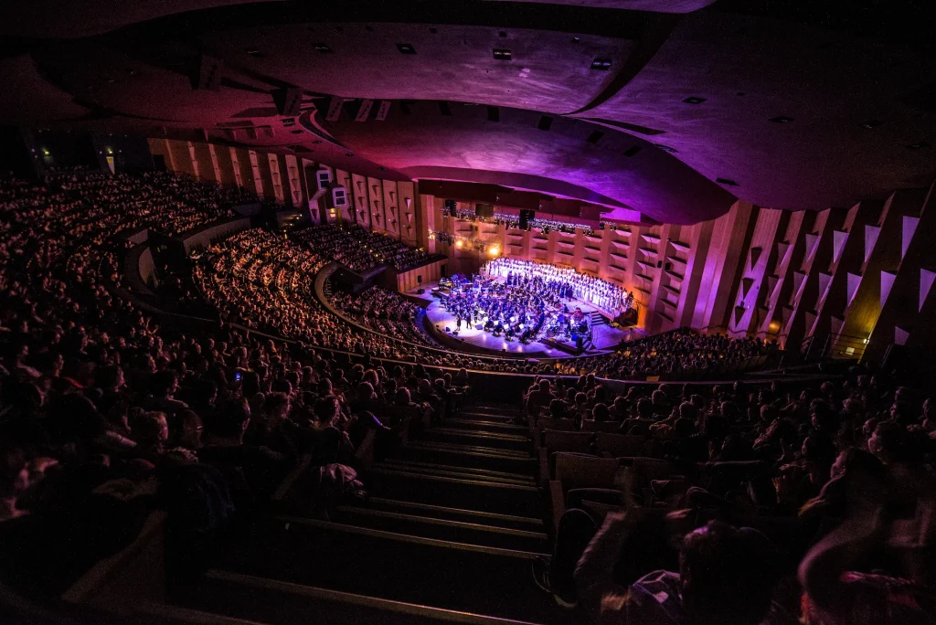 Vue plongeante de l’Auditorium de Lyon : l’orchestre et les chœurs de Gospel Philharmonic Experience devant une salle comble