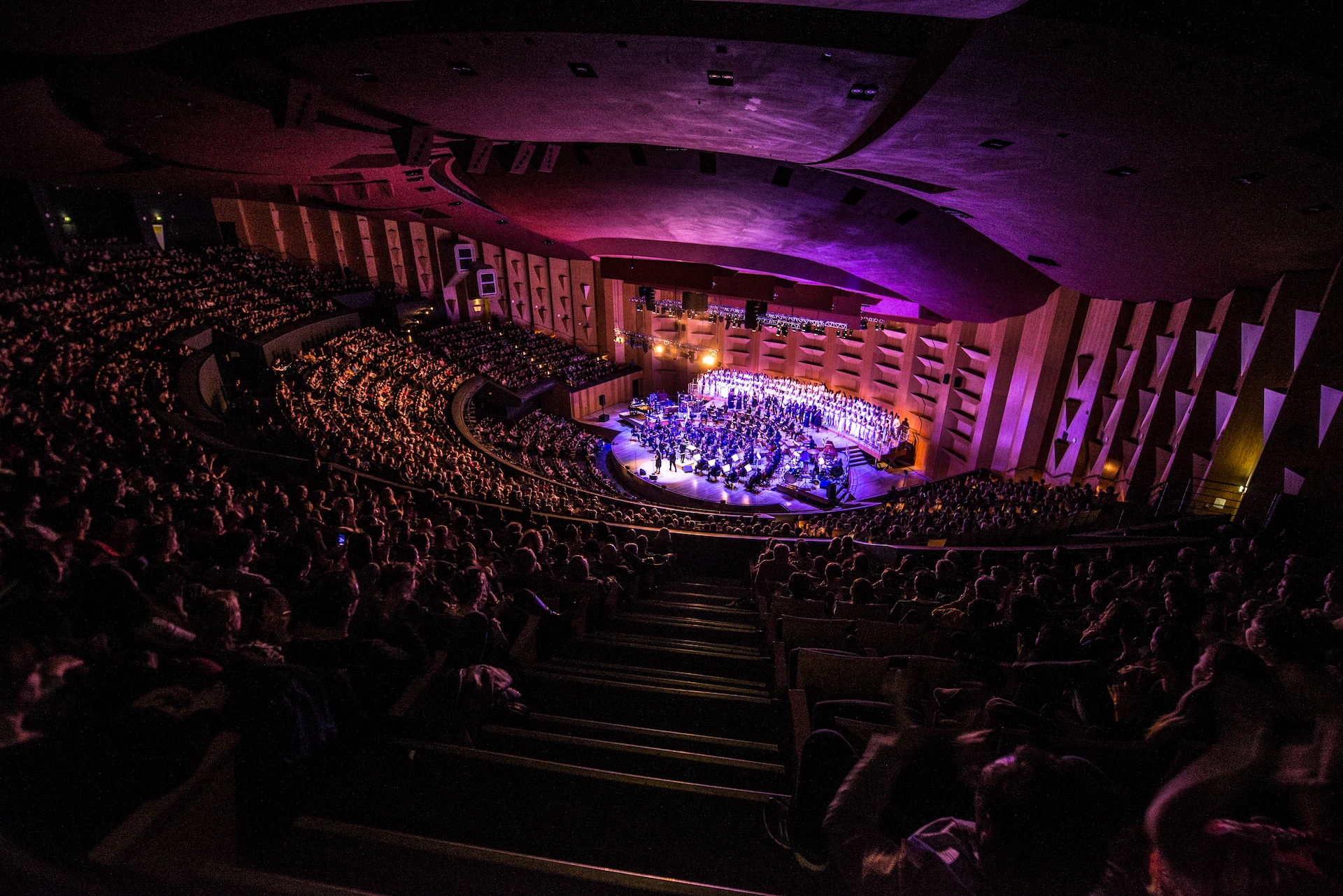 Vue plongeante sur l’Auditorium de Lyon : l’orchestre et les chœurs de Gospel Philharmonic Experience devant une salle comble