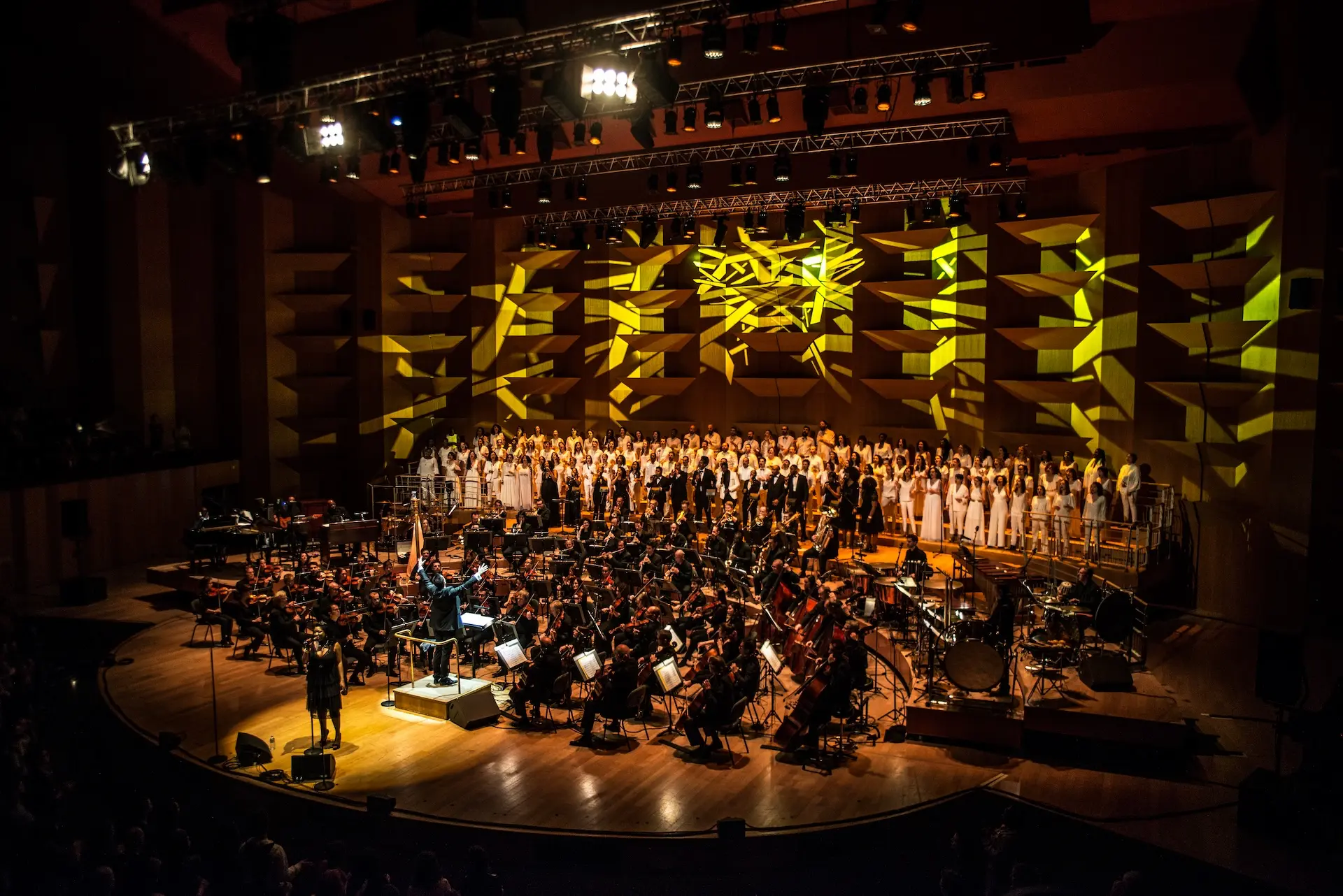 Pascal Horecka dirige l’orchestre et les chœurs à l’Auditorium de Lyon