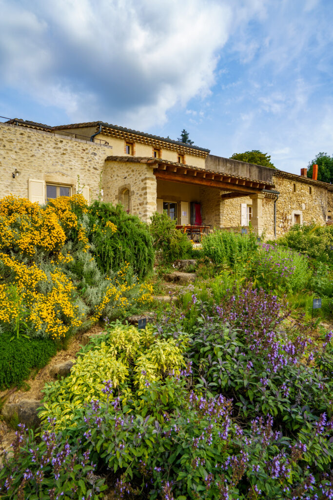 Le jardin fleuri devant la maison principale